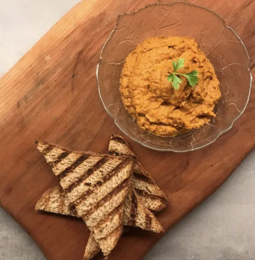 Okusen, hranljiv in hitro pripravljen lečin namaz s sušenimi paradižniki, kislimi kumaricami in zelišči – popoln za na popečen toast ali kot dodatek k prigrizkom.