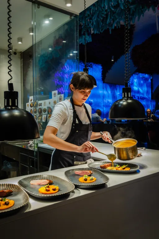 Brina Robinik Kobal natančno aranžira glavne jedi med platingom na dogodku Magični večer z Brino II.