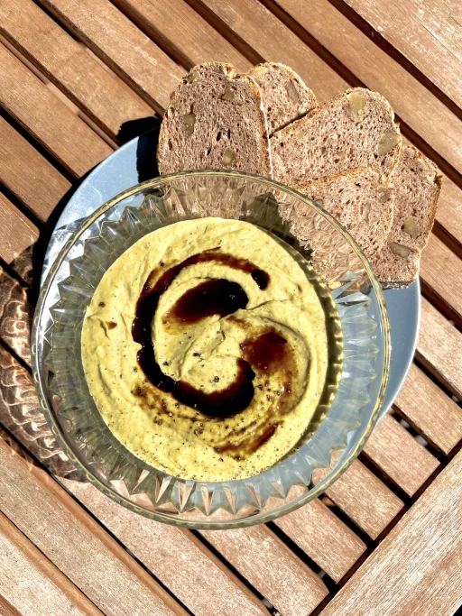 Humus z maslenim fižolom, arašidovim maslom in bučnim oljem