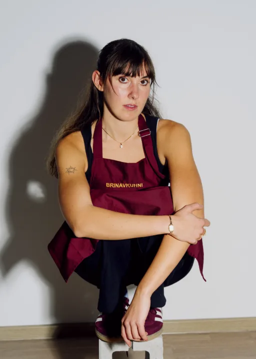 Brina Robinik Kobal s svojim kuharskim predpasnikom BRINAVKUHNI