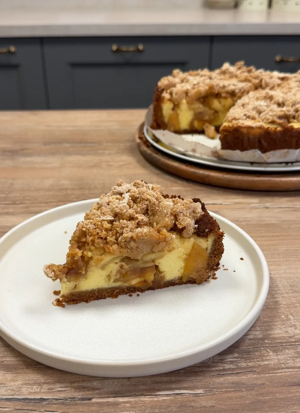 Mehka sirna sredica, topla karamelizirana jabolka in hrustljav crumble na vrhu